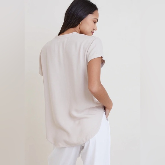 BELLA DAHL V-NECK SHORT SLEEVE TEE SOFT TAN - Picture 2 of 8